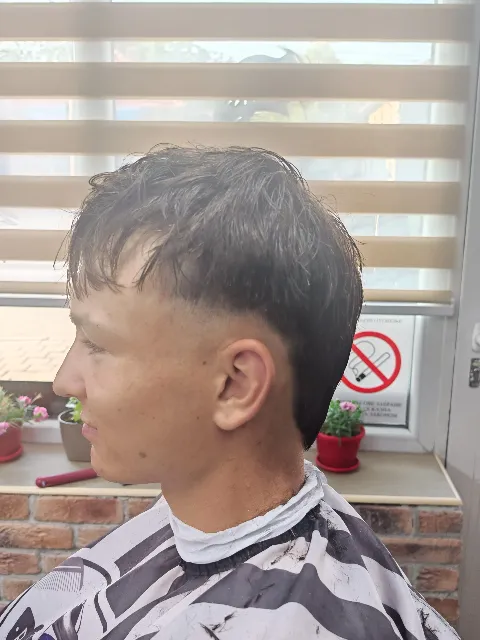 Klasično šišanje fejd moderno fazoniranje brade u salonu Muški Frizer IKA85