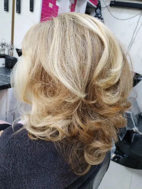 Feniranje na četke s. K u salonu S2 salon Vračar